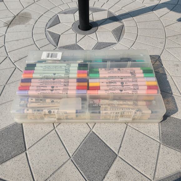 Zig Ultimate Double Sided Marker Set with Clear Storage Case - Picture 5 of 13